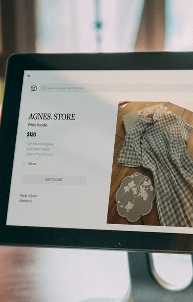 Point of sale counter screen in use at a retail till